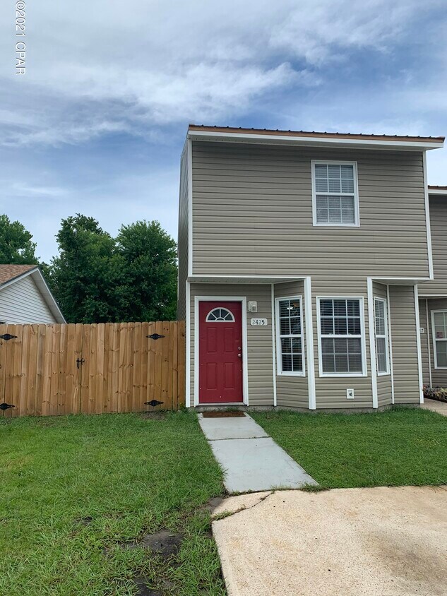 2425 Johnson Dr, Lynn Haven, FL 32444 Townhouse for Rent in Lynn Haven, FL