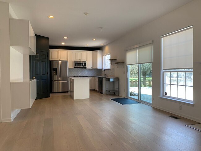 Foto del edificio - Renovated 5 Bedroom Home w/ 2 Car Garage and Fenced Backyard