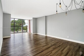 Building Photo - 400 Leslie Dr