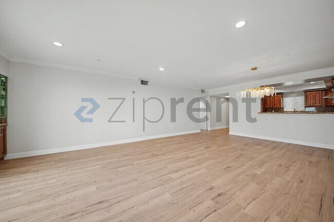Building Photo - Unit 204