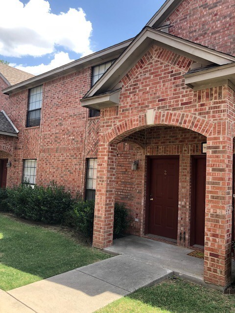 Primary Photo - 2 BEDROOM 2.5 BATH TOWNHOME