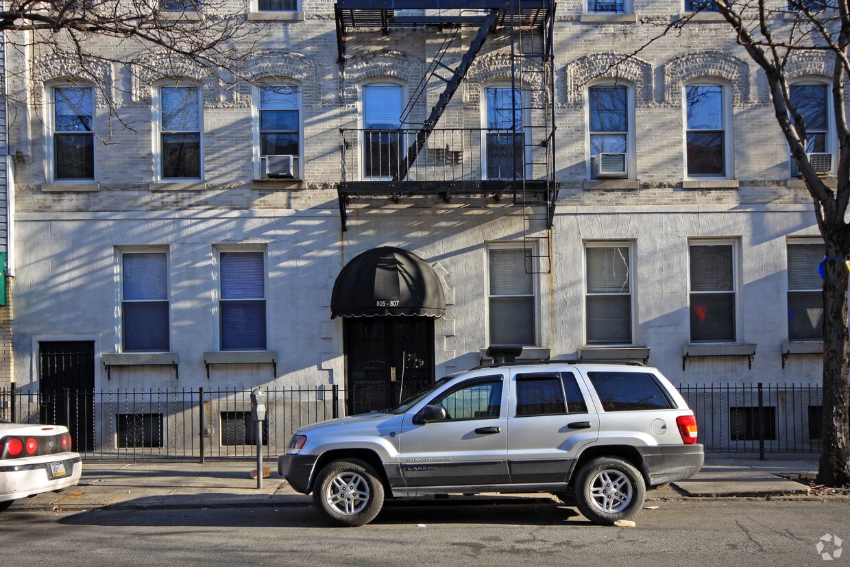 Building Photo - 805-807 Seneca Ave