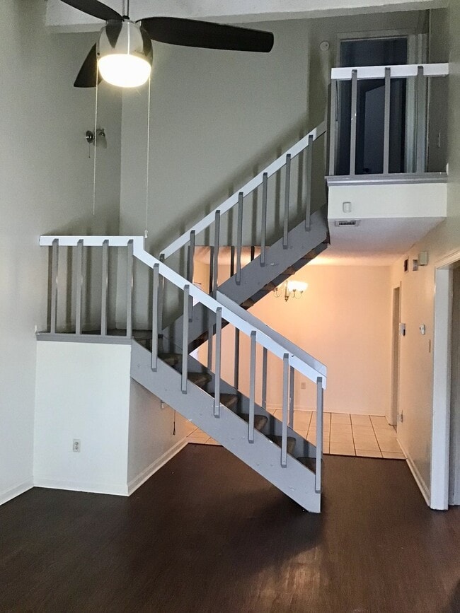 Building Photo - Beautiful 3 Bedroom Apartment. Great place...