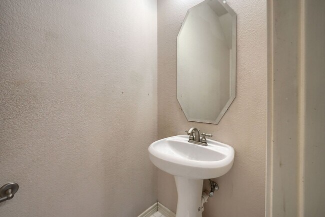 Foto del edificio - Stunning 5-Bedroom Home with Spacious Back...
