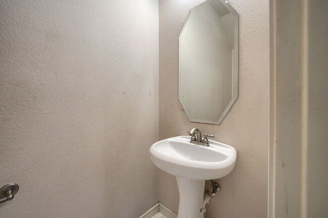 Foto del edificio - Stunning 6-Bedroom Home with Spacious Backyard and Modern Upgrades