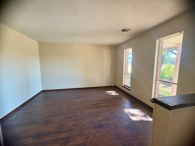 Building Photo - Three bedroom home in Del City