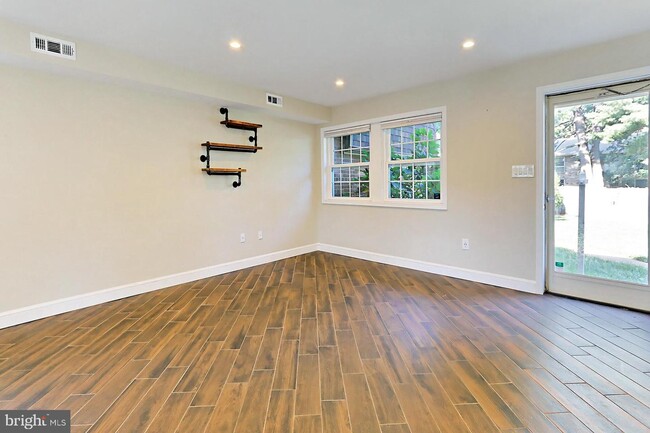 Foto del edificio - 467 Hampton Ct