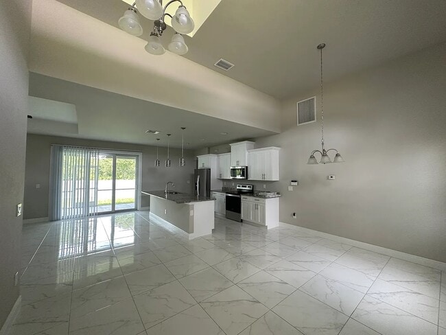 Foto del edificio - 1405 Poinsettia Ave