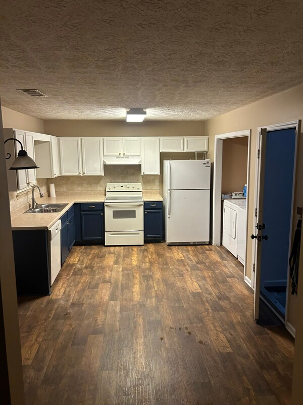 Foto del edificio - 421 Autumn Lake Ct