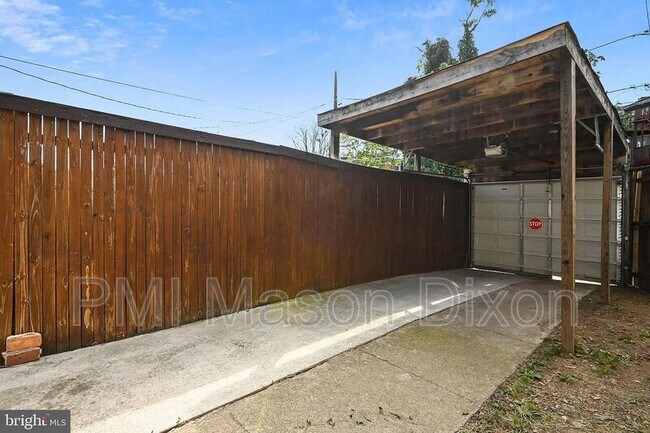 Foto del edificio - 819 Newington Ave