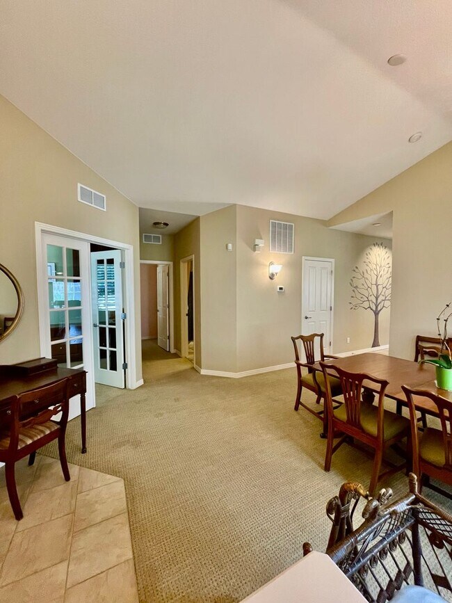 Building Photo - Charming 2 Bed/2 Bath with study!