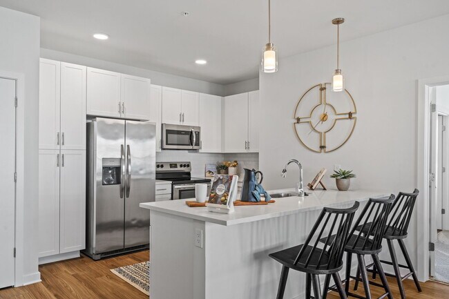 Millas - 2 habitaciones / 2 baños - 1,098 pies cuadrados - Elwood Apartment Homes