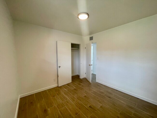 Foto del edificio - 4527 E 18th St