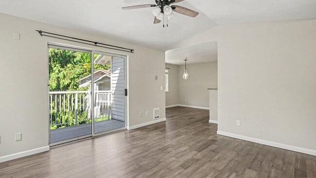 Building Photo - 2Bd/1Ba Newcastle Condo