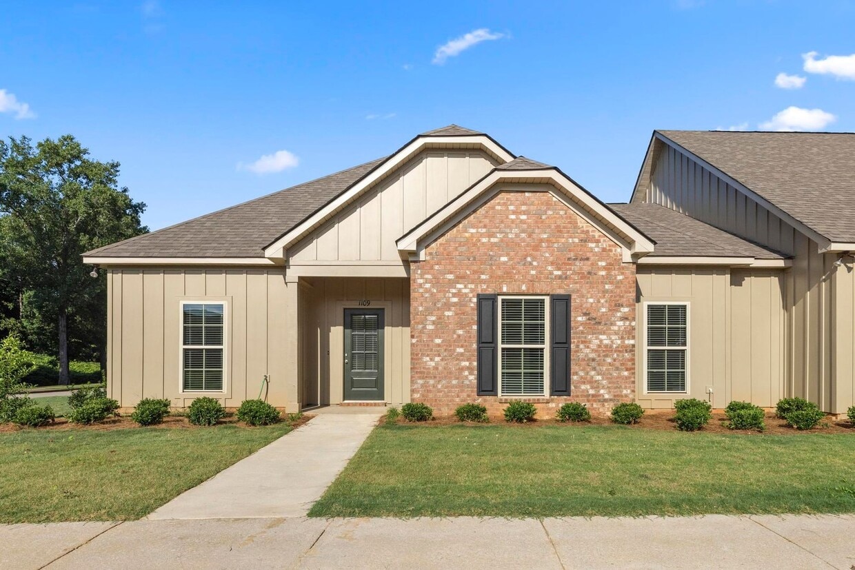 Foto principal - 1642 Academy Dr