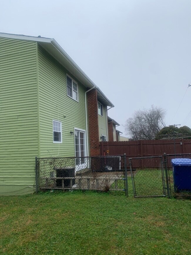 Building Photo - 3734 Springwood Ave
