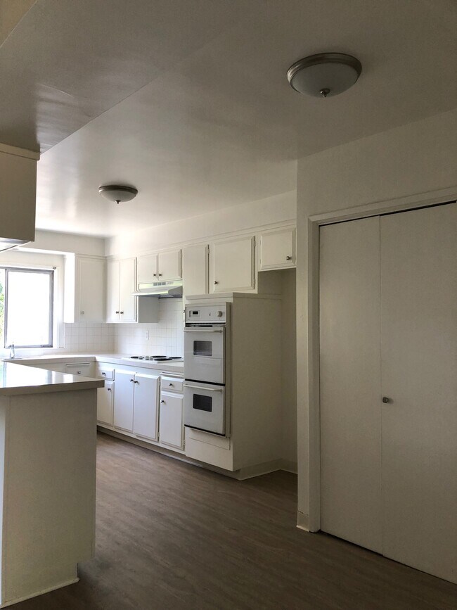 Building Photo - 6741 S Springpark Ave