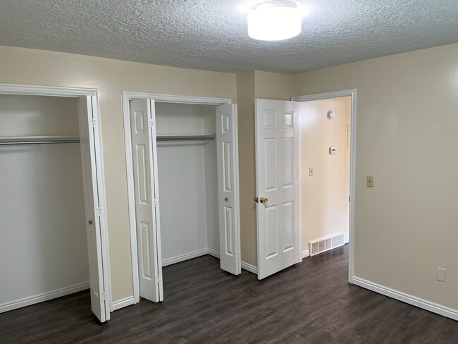 Building Photo - Great Murray/Holladay Location!
