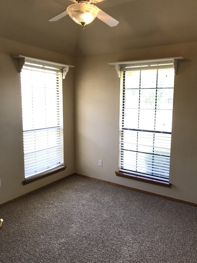 Building Photo - 3 bed 2 bath in Moore Schools! Fresh paint and updates throughout!