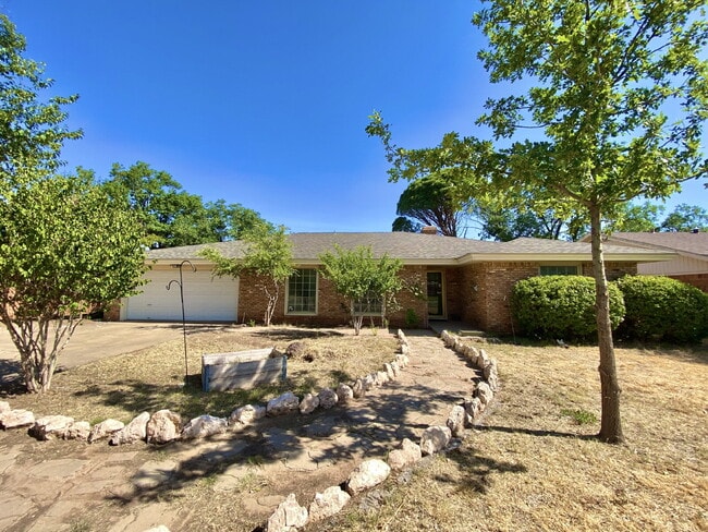 Building Photo - Spacious 4-Bedroom, 3-Bath Home in Central...