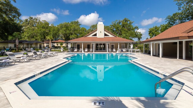 Relájese en nuestra piscina estilo resort con chorros de agua fría y wifi gratis. - Carrington Lane