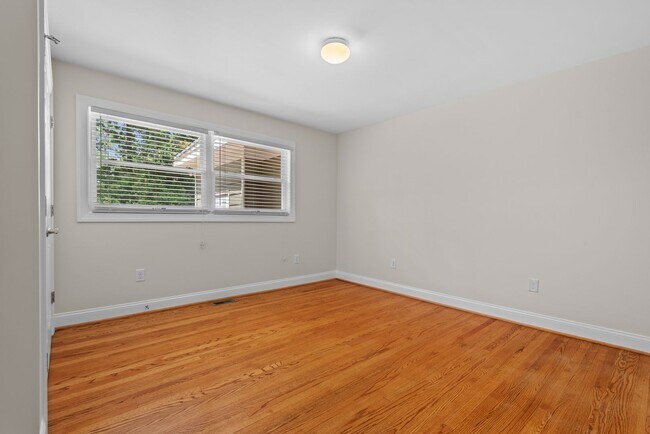 Foto del edificio - Charming 3-Bedroom Ranch in the Heart of R...