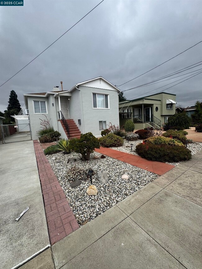 Building Photo - 674 Maud Ave