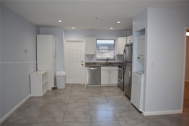 Building Photo - 117 NE 30th Ct