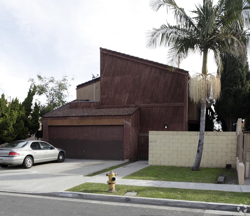 Foto principal - 5822 Fullerton Ave