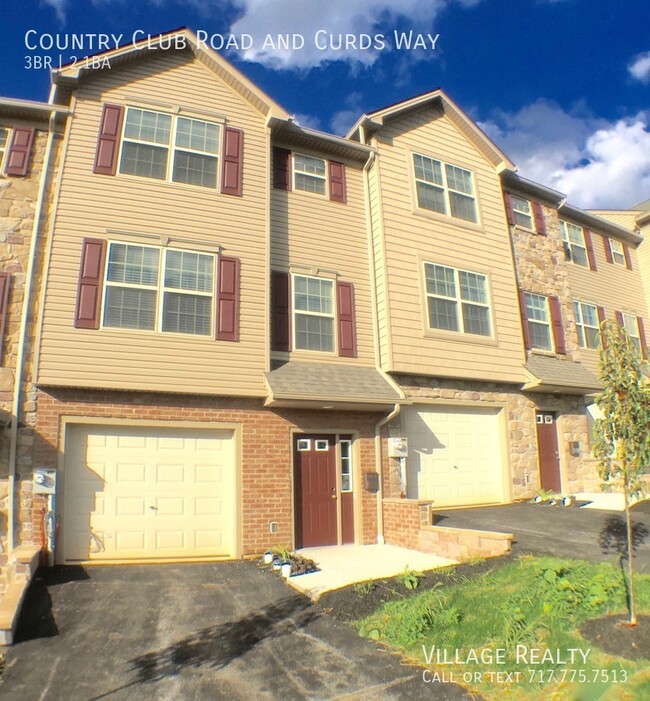 Building Photo - Spacious 3 bed, 2.5 bath Townhome with Gar...