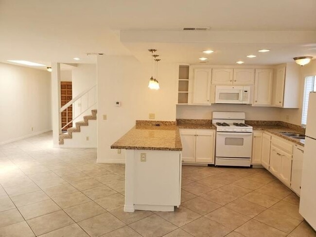 Building Photo - 2825 Unicornio St