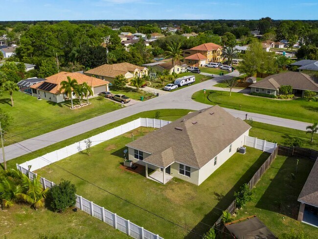 Foto del edificio - 4 Bedroom Single Family Home in Port Saint...