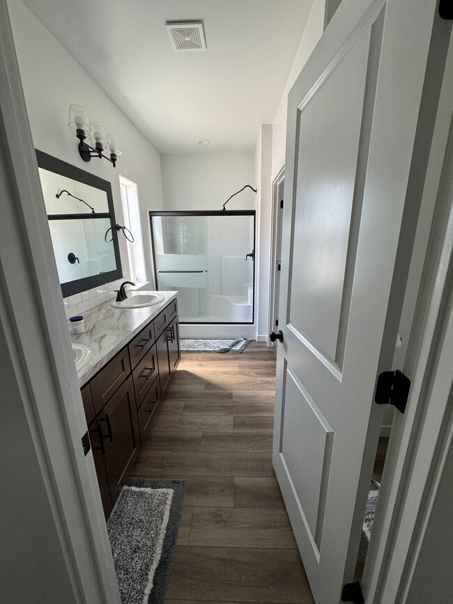 Master bathroom with shower - 1264 Terra Ave