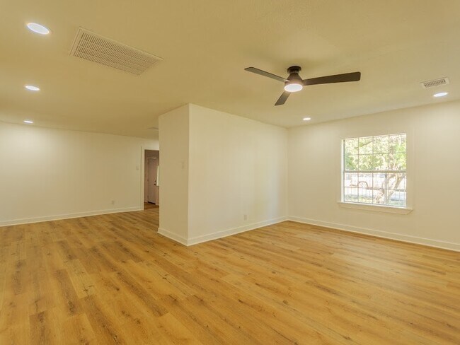 Foto del edificio - 6802 Eastwood St