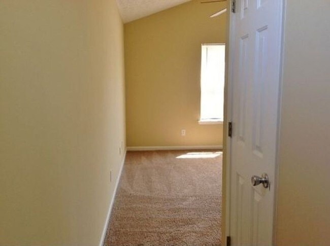 Building Photo - 413 Royal Oak Dr