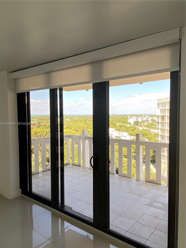 Foto del edificio - 1111 Crandon Blvd