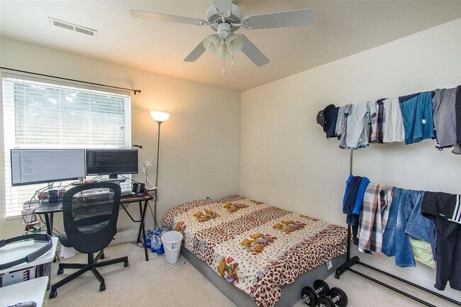 Building Photo - Charming 3-Bedroom Townhome with Private E...