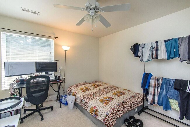 Foto del edificio - Charming 3-Bedroom Townhome with Private E...