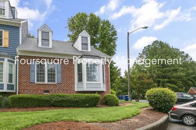 Building Photo - End Unit Town Home | 2nd Floor Loft | Wash...