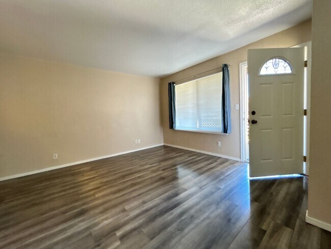 Building Photo - BEAUTIFUL CONDOMINIUM IN GATED COMMUNITY