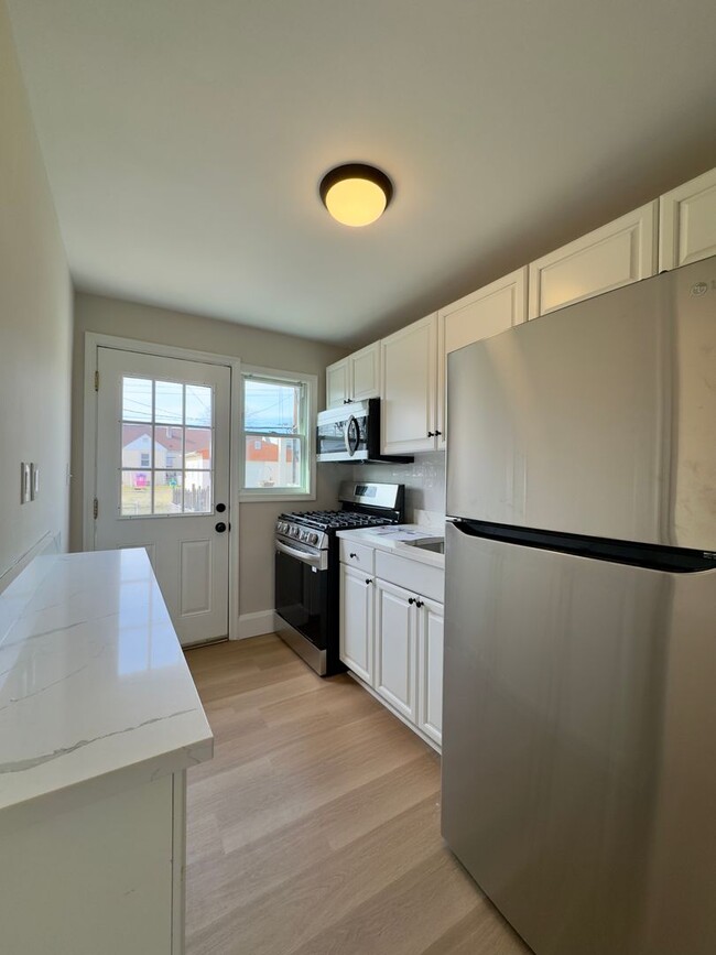 Building Photo - Modern 2-Bedroom Townhome with Spacious In...