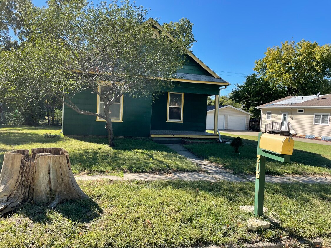 Front - 715 N C St