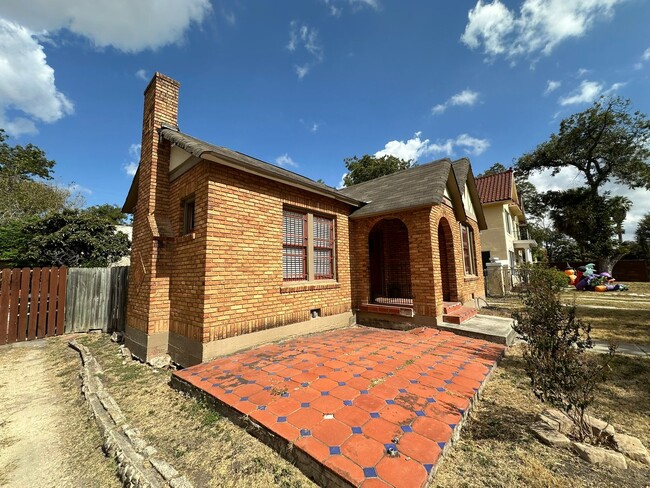 Building Photo - HISTORIC 2-BEDROOM HOME NEAR WOODLAWN LAKE