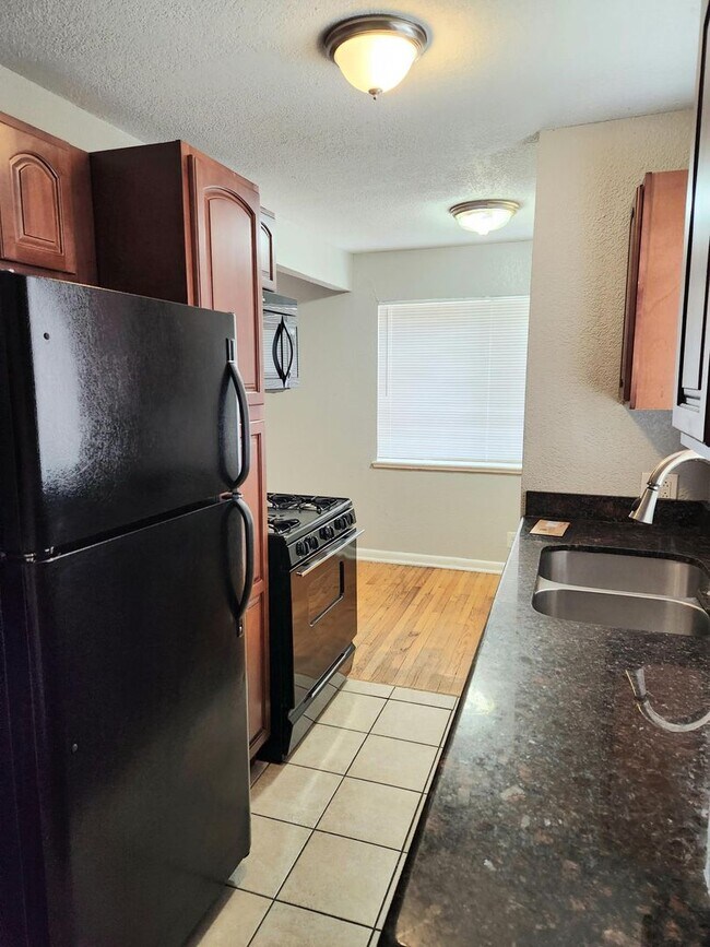 Building Photo - Move In Special offered 2 bedroom with 1 bath
