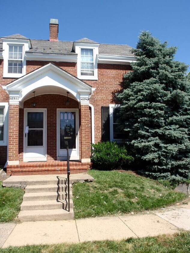 Building Photo - Beautiful 2 Bed 2 Bath Clarendon End-Unit ...