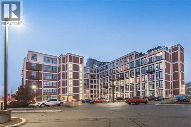 Photo du bâtiment - 404 King St W