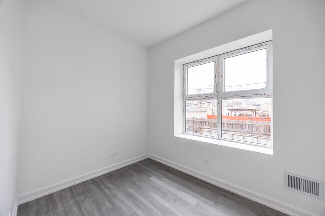 Foto del edificio - 1014 N Hamlin Ave