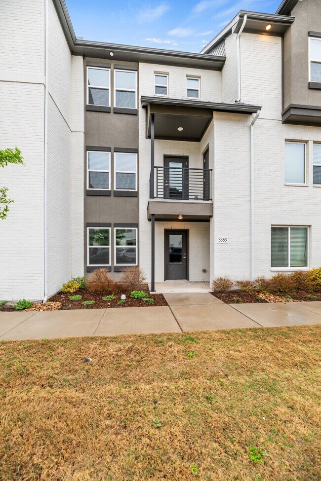 Foto del edificio - 3-Story 3 Bedroom, 3.5 bath Townhouse in a great community with easy access to PGBT and DNT