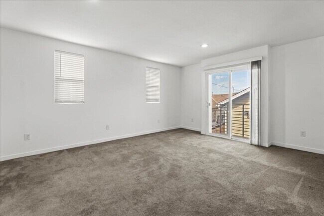 Foto del edificio - Modern Detached 3 Bedroom House with Private 2 Car Garage and Patio