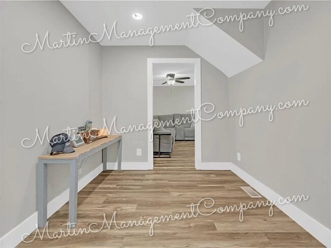 Building Photo - 807 W 7th St